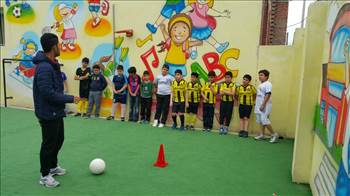 آموزش فوتبال -  آلبوم تصاویر مدرسه هوشمند دیباگران